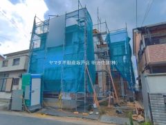 丁寧に建築を進めている、工事途中の現地風景です。基礎から組み上げられる様子を確認できるのは、この時期だけの利点。完成後の安心感につながる大切な工程を、現地にて直接公開している状態です