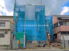 周辺の住宅とも適度な距離を保持し、陽当たりや風通しにも配慮した建物配置です。青空が広がる開放的な環境で、完成に向けて着実に工事が進行しています。現地では実際の建物の大きさや陽当たりを確認可能です