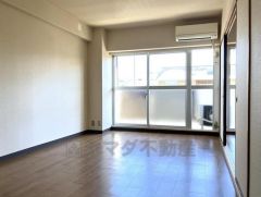 大きな窓から明るい光が差し込むリビングダイニングです。隣接するお部屋の仕切りを開放すれば、より広々とした一体感のある空間として活用可能。家族が自然と集まりたくなる、温かみのある雰囲気が魅力です。