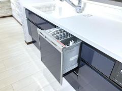 手間の掛かる後片付けをサポートする食洗機を完備しています。空いた時間を家族との団らんに充てることができ、日々の家事効率を向上させる便利な設備です。