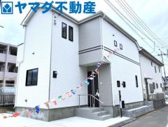 白を基調とした外壁の2階建住戸です。前面道路との高低差が少なく、ベビーカーや自転車の出し入れもスムーズに行えます。現地にて実際の陽当りや開放感をご確認ください。