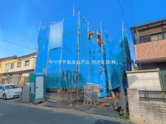 丁寧に建築を進めている、工事途中の現地風景です。基礎から組み上げられる様子を確認できるのは、この時期だけの利点。完成後の安心感につながる大切な工程を、現地にて直接公開している状態です