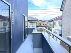 洗濯物を干すのに十分な広さを確保しています。遮るもののない景色を眺めながら一息つくこともでき、家事の合間にリフレッシュできる開放的な場所となります。