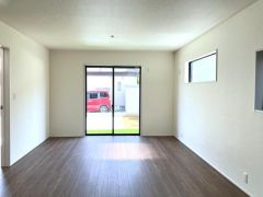 奥行きのあるリビングは家具の配置も自由に行えます。食事の時間とくつろぎの時間を緩やかに分けられます