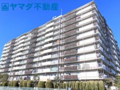 陽当たりを遮るものがなく、青空がダイレクトに広がる開放感たっぷりの大規模マンションです。管理体制が整った清潔感のある外観は、帰宅するたびに心地よさを感じさせてくれる安心の佇まいです。