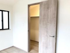 洋室に設けたクローゼットの内部です。ハンガーパイプと上部棚が配置されており、衣類や小物を整理して収納できます。お部屋をスッキリと保つのに役立ちます。