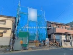 周辺の住宅とも適度な距離を保持し、陽当たりや風通しにも配慮した建物配置です。青空が広がる開放的な環境で、完成に向けて着実に工事が進行しています。現地では実際の建物の大きさや陽当たりを確認可能です