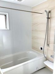 落ち着いた色調のパネルを採用したリラックス空間です。足を伸ばして浸かれる浴槽で一日の疲れを癒やせます。窓があるため換気がしやすく衛生的な状態を保てます。