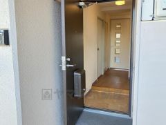 明るい光が差し込む玄関ドアを開けると、清潔感のある空間が広がります。視線が抜ける設計で、室内への期待感が高まる入り口。毎日のお出かけや帰宅もスムーズに行える、ゆとりのある広さが魅力です。