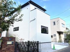 住宅街の角地に位置しており、周囲からの視線を適度に遮りつつ採光を確保した設計です。建物周囲には砂利が敷き詰められており、雨の日の泥跳ねを防止。手入れのしやすい外構が、日々の清掃負担を軽減する構造です