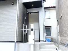 屋根付きのポーチが雨の日の出入りをサポート。段差を抑えた設計により重い荷物を持つ際もスムーズな移動が可能です。清潔感のあるドアが居住者を静かに迎えます。使い勝手を追求した、誠実な玄関周辺の設計です