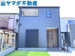 シックなネイビーの外壁がおしゃれ　お庭の人工芝は、お子様の遊び場や夏場のプールにも　毎日帰るのが楽しみになるマイホームになりますね