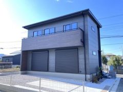 駐車スペースは並列で2台分を確保しています。前面道路が広く見通しも良いため、お車の出し入れが苦手な方でも落ち着いて運転できるゆとりある配置が魅力です。