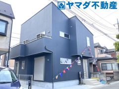 ネイビーの落ち着いた色合いが目を引くモダンなデザインです。飽きのこないシンプルな形状で、街並みに溶け込みながらも洗練された存在感を放つ住まいです。
