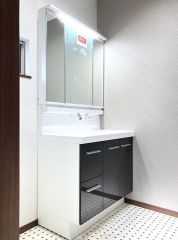 鏡の裏に小物を収納できる実用的な仕様です。散らかりがちな洗面周りをスッキリと保つことができ、忙しい朝の身支度も落ち着いて進めることが可能になります。