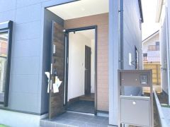 木目調のドアが温かく迎えてくれます。屋根のあるポーチなので雨の日の鍵開けやお子様を抱っこしての出入りも濡れずに安心です。毎日を優しく支えてくれる玄関です。