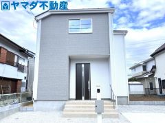 白とグレーを組み合わせたスタイリッシュな外観です。縦のラインを強調した窓の配置が個性を演出し、街並みに調和しながらも洗練された存在感を放つ飽きのこないデザインです。