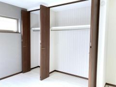 衣類や季節の荷物をまとめて管理できる収納です。部屋を広く使うための工夫が施されており、整理整頓を習慣化しやすい使い勝手の良さが大きな魅力となっています。