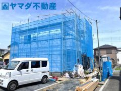 前面道路から離れた場所に位置しており、通行するお車の音や外部の視線が届きにくい独立性の高い立地です。周囲を気にせず、マイペースに過ごせるゆとりある広さの整形地です