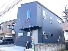 陽当たりを考慮した窓の配置が特徴です。周辺は落ち着いた住宅地となっており、静かな環境で穏やかな毎日を過ごしたいご家庭に適した立地条件が整っています。