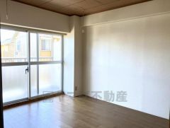 バルコニーに面した洋室は、大きな窓から自然光が入り込む明るい空間です。お洗濯物を干す際の移動も楽で、寝室や書斎として多目的に利用可能。風通しも良く、室内の空気の入れ替えがスムーズに行える、機能的な設計