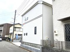 複数面に窓を配置することで採光と通風を考慮した設計です。第一種住居地域内の落ち着いた住宅街に位置しており、周辺は戸建住宅が多く立ち並びます。