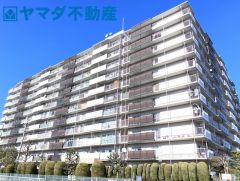 陽当たりを遮るものがなく、青空がダイレクトに広がる開放感たっぷりの大規模マンションです。管理体制が整った清潔感のある外観は、帰宅するたびに心地よさを感じさせてくれる安心の佇まいです。