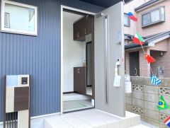 スッキリとした印象の玄関周りです。雨の日でもスムーズに出入りできるポーチを備えており、毎日の通勤や通学を気持ちよく送り出してくれる住まいの顔となります。