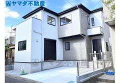 白とグレーの二色で構成された外装です。並列で二台分の駐車スペースを敷地内に確保。南側からの採光を取り入れやすい建物配置となっており、お車の出し入れもスムーズに行える平坦な区画に位置する家です