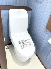 清潔感のあるホワイトで統一された空間です。手洗い場が独立しているため、来客時にも気兼ねなく利用してもらえます。日常の使いやすさを追求した機能的な設計です。
