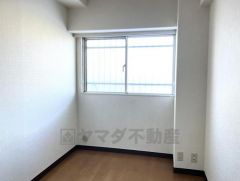 共用廊下に面した窓から光が差し込む、落ち着いた雰囲気の洋室です。家具の配置がしやすい長方形の形状で、お子様の一人部屋や仕事部屋としても活用可能。清潔感のある内装で、自分好みの空間を存分に作り込めます。