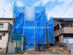 周辺の住宅とも適度な距離を保持し、陽当たりや風通しにも配慮した建物配置です。青空が広がる開放的な環境で、完成に向けて着実に工事が進行しています。現地では実際の建物の大きさや陽当たりを確認可能です