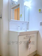 落ち着いた雰囲気を醸し出すシステムバス。ゆったりした浴槽はベンチ付きで半身浴も楽しめます。節水シャワーを採用し、光熱費抑制にも寄与する機能的な浴室。日々のお手入れも容易な仕様が魅力です