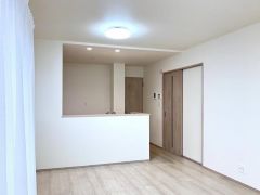 対面式のため、料理中も家族との会話を楽しみながら家事が進められますね。明るい内装色で、家具配置もしやすい空間です