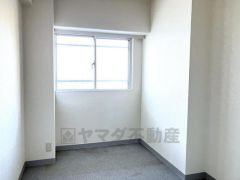 コンパクトながらも窓があるため、圧迫感を感じにくい機能的な洋室です。集中できる空間として、ワークスペースや趣味の部屋に活用可能。