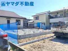 前面道路から離れた場所に位置しており、通行するお車の音や外部の視線が届きにくい独立性の高い立地です。周囲を気にせず、マイペースに過ごせるゆとりある広さの整形地です