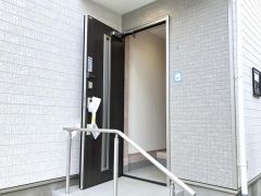 手すり付きの階段を設けた玄関アプローチです。玄関ドアには断熱性に配慮した部材を使用しています。カラーモニター付インターホンを設置し、来客時の室内確認が可能です。