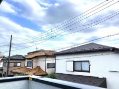 高い建物がなく遠くまで見渡せる開放感のあるバルコニーです。心地よい風が通り抜け、洗濯物も乾きやすい陽当たりの良さが特徴。四季折々の空の表情を楽しみながら、落ち着いて過ごせます