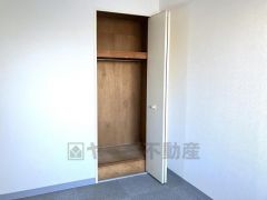 奥行きがあり大きな荷物も丸ごと収納できる、頼もしい広さの収納スペースです。お部屋の中に物が溢れず、居住空間を広く有効に活用可能。季節物の衣類や家電もまとめて片付けられるため、整理整頓も捗ります。