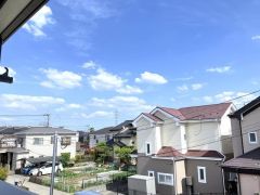 バルコニーからは開放的な景色が広がります。夜は静かな夜景を眺めながら、一息つく時間を楽しむこともできます。日々の忙しさを忘れさせてくれる場所です。