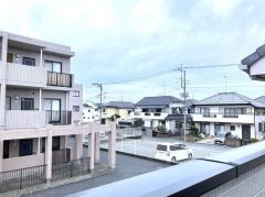 周囲は2階建の住宅が中心のエリアで、視界を遮る高い建物が少ない環境です。小学校まで徒歩圏内の立地で、お子様の通学や公園への移動など、生活利便性に配慮した環境です。