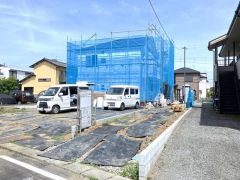 奥行きのある敷地形状を活かし、道路からの距離を保つことで防犯面での安心感も高まります。洗車や荷物の積み下ろしも周囲の交通を気にせずマイペースに行えるのが魅力。自分たちだけの専用空間を存分に活用可能です