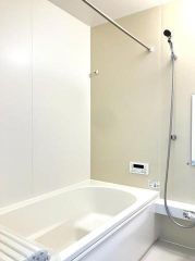 落ち着いた雰囲気を醸し出すシステムバス。ゆったりした浴槽はベンチ付きで半身浴も楽しめます。節水シャワーを採用し、光熱費抑制にも寄与する機能的な浴室。日々のお手入れも容易な仕様が魅力です