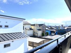 バルコニーからは遮るもののない景色が望めます。晴れた日には遠くの街並みを見渡すことができ、日々の暮らしの中で季節の移ろいを感じながら気分転換ができます。