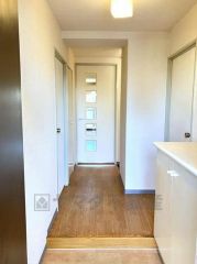 玄関からリビングまで続く廊下は、段差が少なくスムーズに移動できるバリアフリーを意識した設計です。白を基調とした壁紙が空間を明るく演出し、どんなインテリアも合わせやすい落ち着いた雰囲気です。