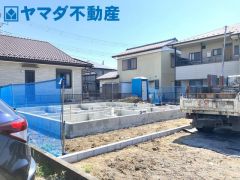 前面道路から離れた場所に位置しており、通行するお車の音や外部の視線が届きにくい独立性の高い立地です。周囲を気にせず、マイペースに過ごせるゆとりある広さの整形地です