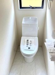 清潔感のあるホワイトで統一しました。窓が付いているので換気がしやすく、明るい光が差し込みます。毎日の何気ない時間がより快適で心地よいものになります。