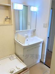 三面鏡の裏側まで小物が収納できる、機能的なシャワー付き洗面化粧台です。朝の忙しい時間帯もスムーズに身支度が行える便利な仕様。お手入れが簡単なボウル形状で、水回りを常に清潔に保てます。