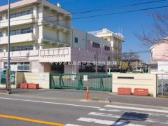 お子様の登下校を見守れる距離なので共働きのご家庭も安心です。通学時間が短い分、朝の準備や放課後の時間にゆとりが生まれます。