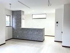 大きな窓から光が差し込む明るい空間です。キッチンからダイニング、リビングまで見渡せるため、常に家族の繋がりを感じながら生活できる一体感のある設計です。